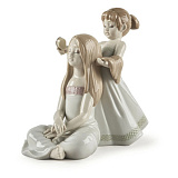 Фигурка Lladro Расчесывая волосы 14х21 см, фарфор